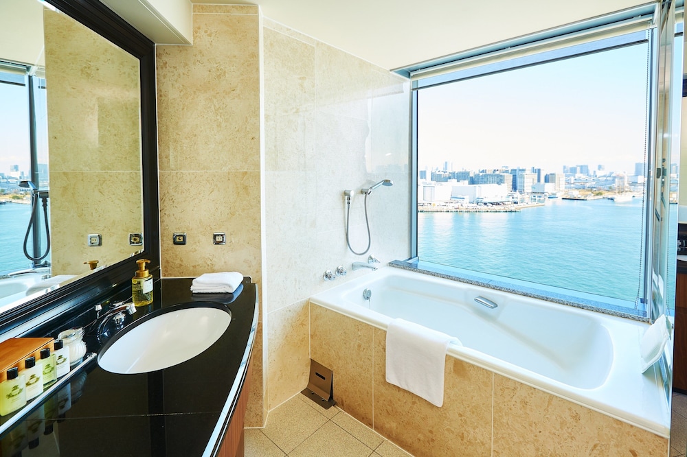 Junior Suite, 1 King Bed, Club Lounge Access, River View photo Junior Suite, 1 King Bed, Club Lounge Access, River View photo
