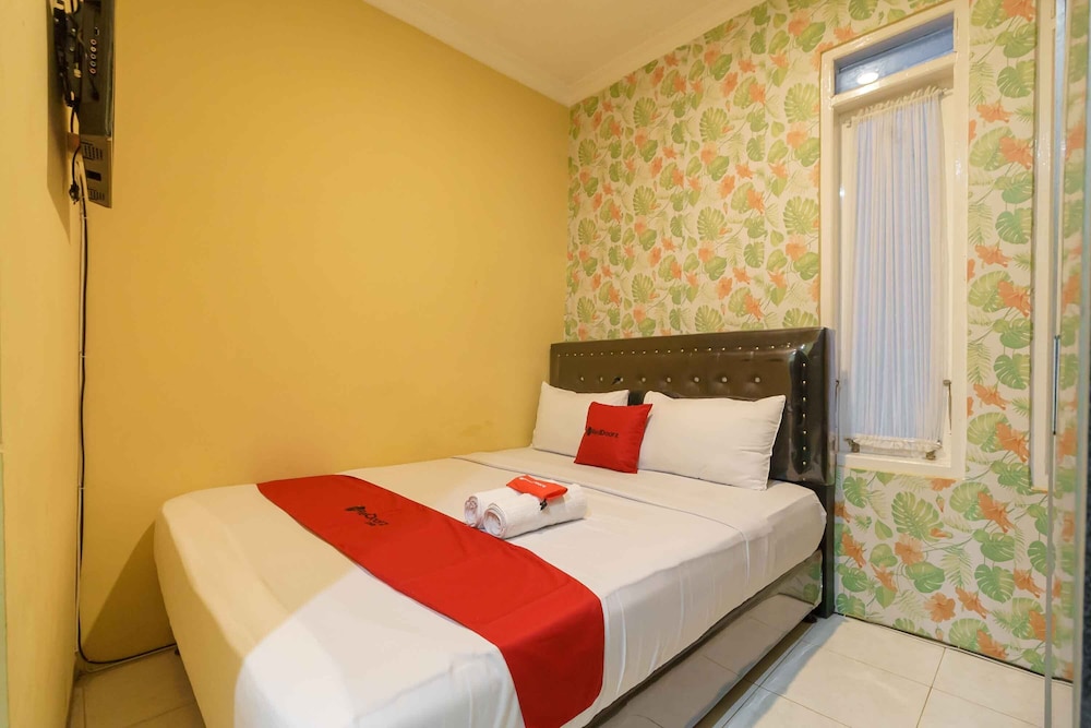 Double Room (Reddoorz) - Photo 1
