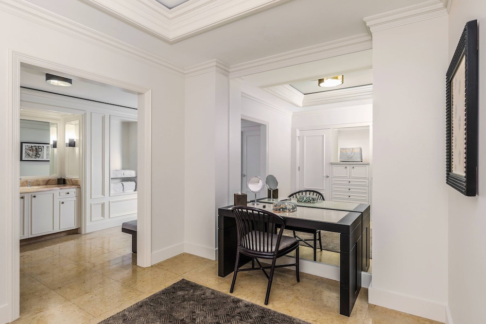 Ritz- Carlton Presidential Suite, Club Lounge Access, 1 King, Oceanfront