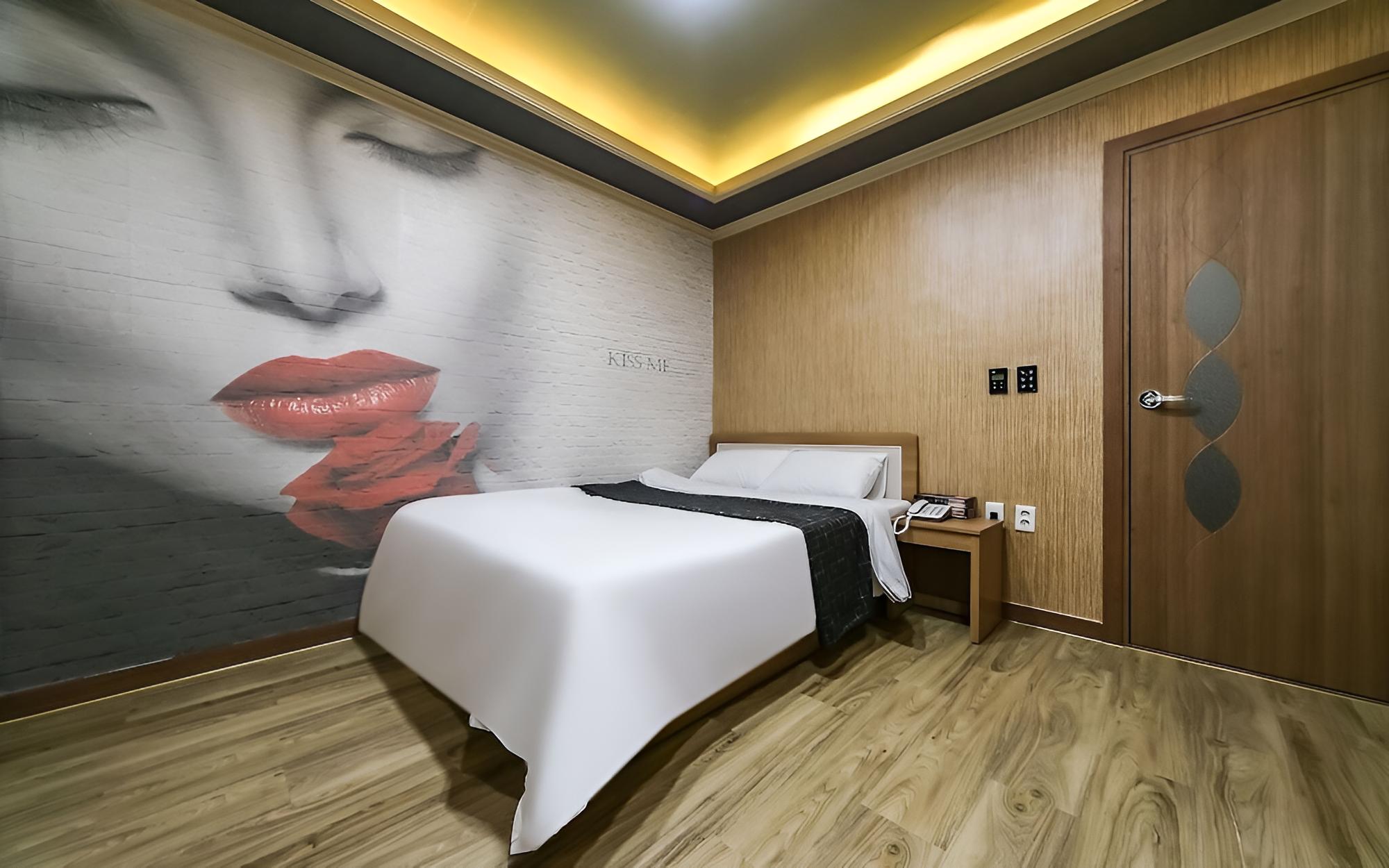 Room (Standard Room) - Photo 3