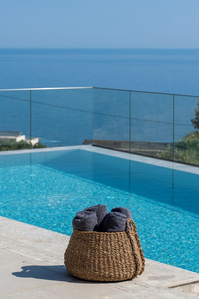 Villa photo 2