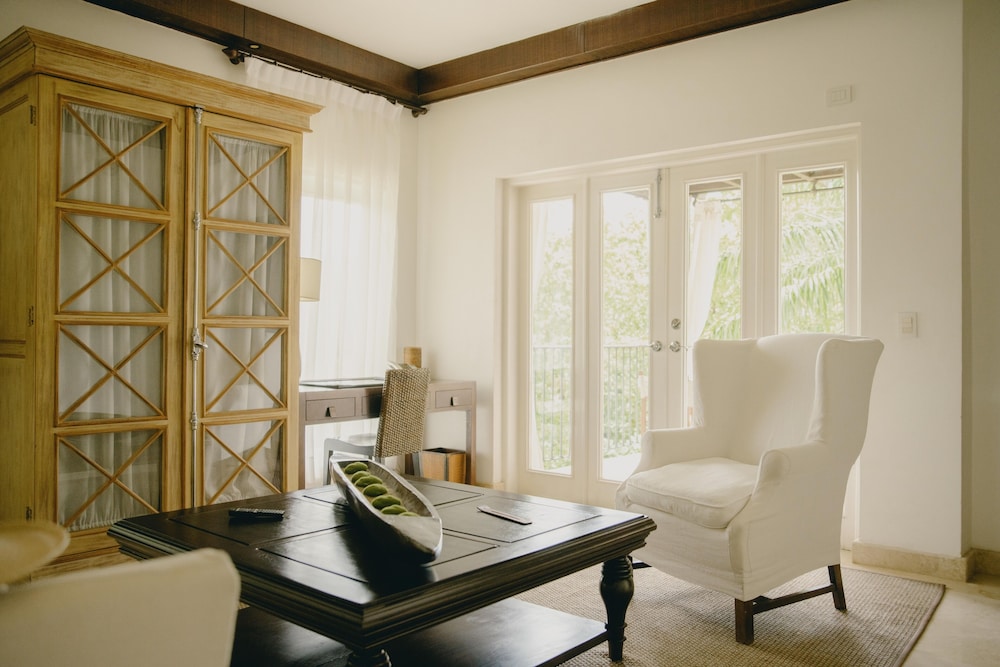 Deluxe Suite, Oceanfront photo 2