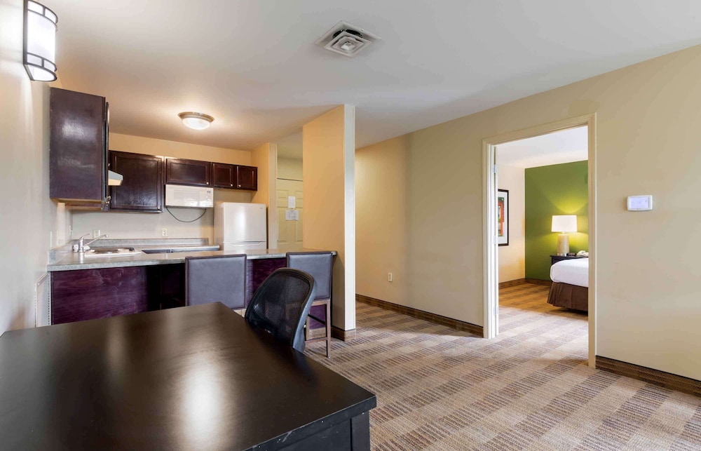 Suite, 2 Bedrooms, Non Smoking - Photo 2