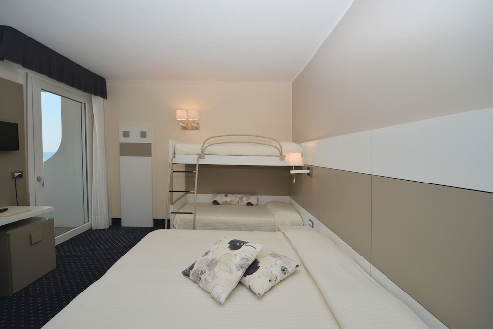 Comfort Quadruple Room, Partial Sea View