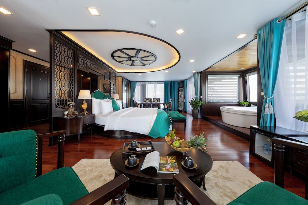 Queen Regent Suite photo 2
