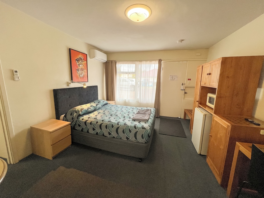 Motel Room - Queen and Two Singles photo 2