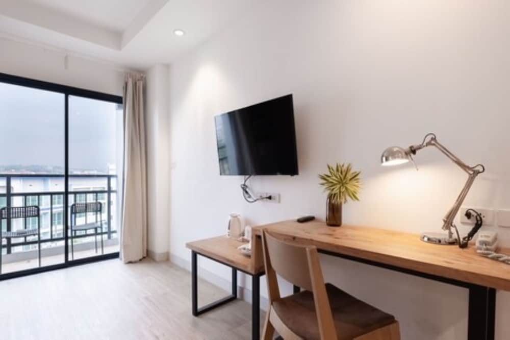Standard Room, 1 King Bed, Refrigerator & Microwave photo 3