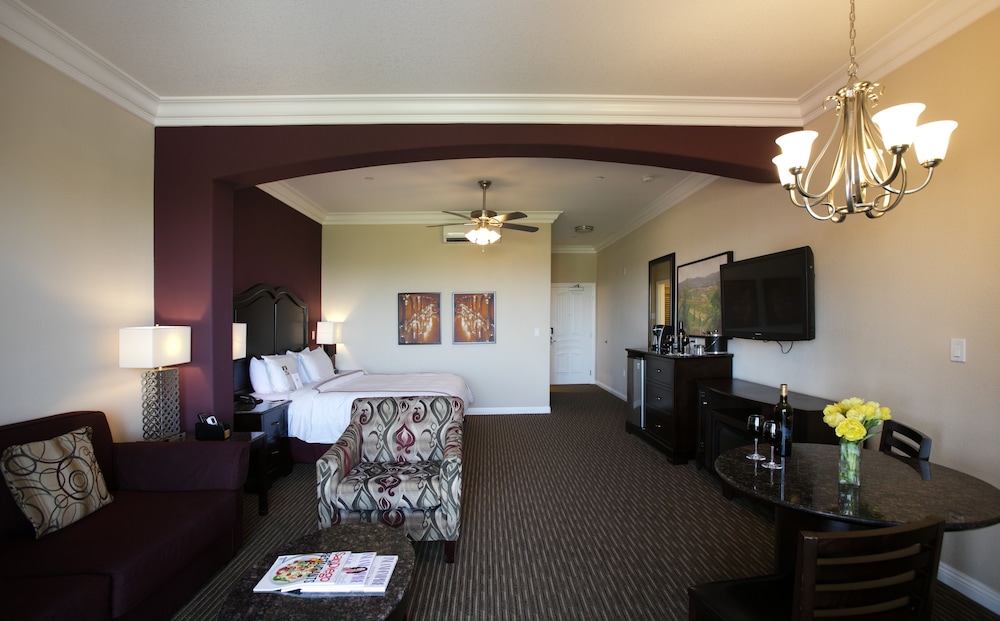 Standard Room, 1 King Bed (Romanza Suite in Hotel Tower)