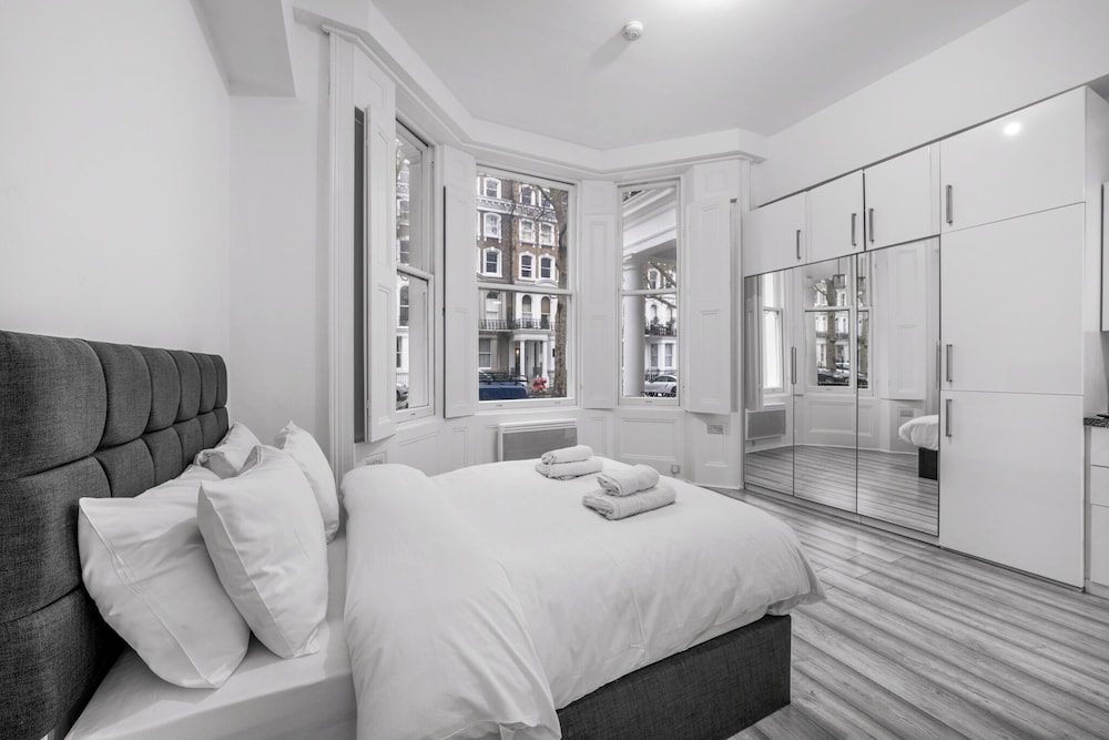 Room, 1 Queen Bed with Sofa bed, Refrigerator thumbnail 5