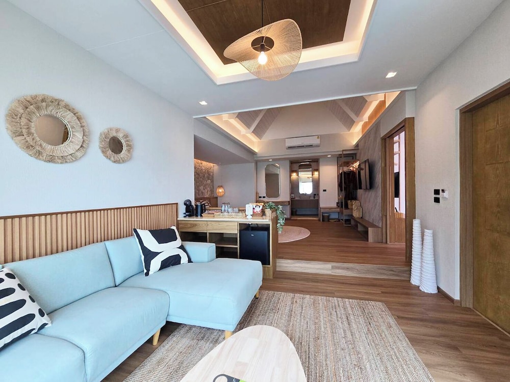 Family Suite Beachfront Pool Villa