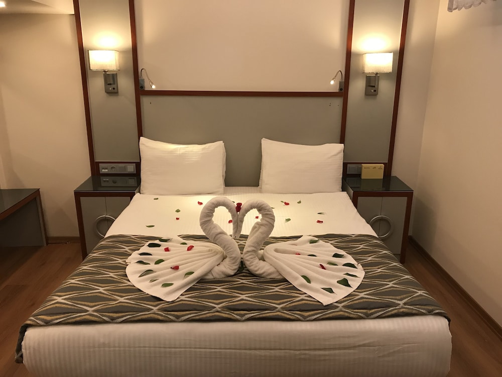Economy Room, 1 Queen Bed with Sofa bed (Basement Room) photo 2