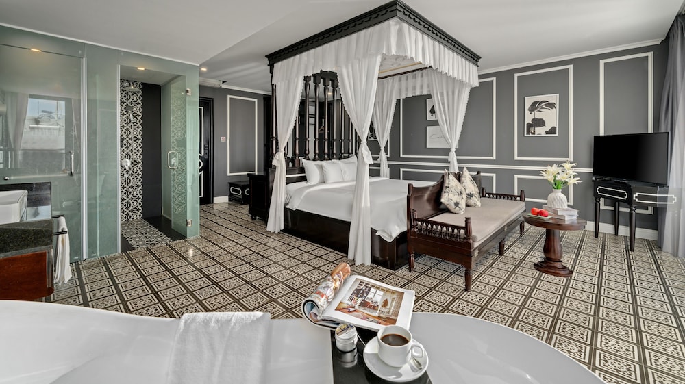 King Suite with Balcony - Photo 4