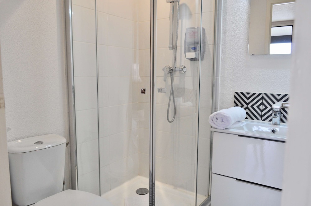 Standard Room, 3 Twin Beds - Photo 21