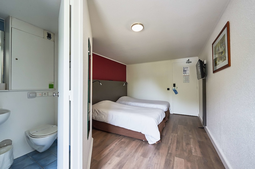 Standard Room, Multiple Beds - Photo 3