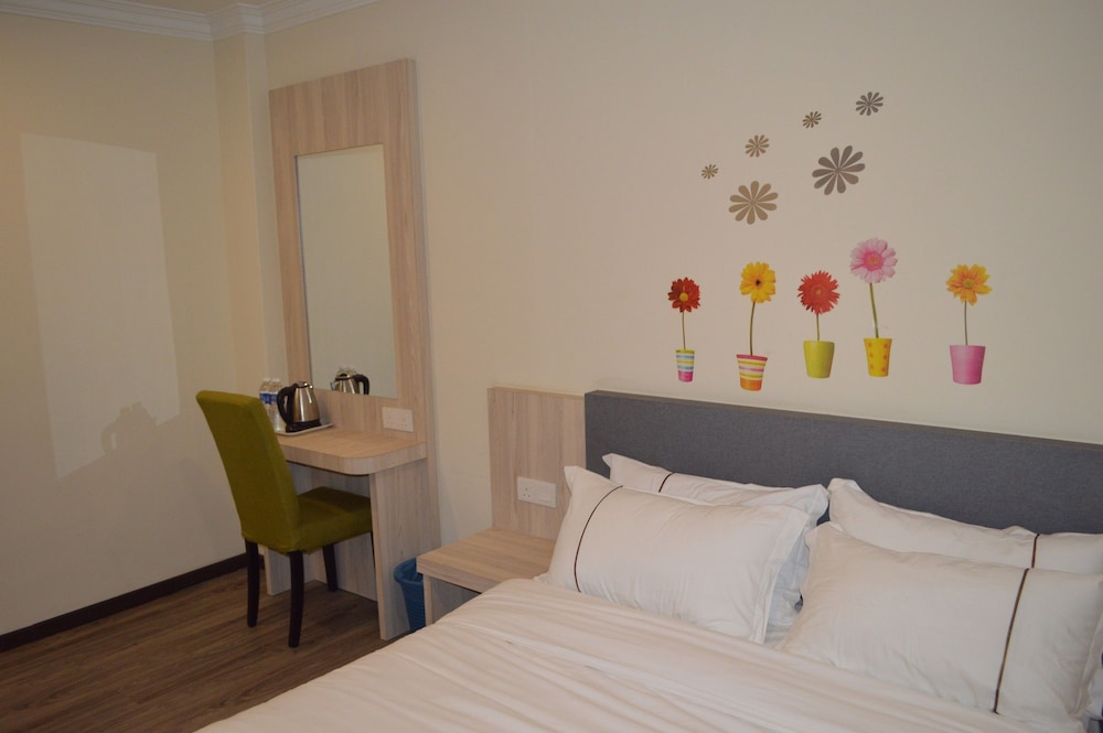 Queen Room photo 2