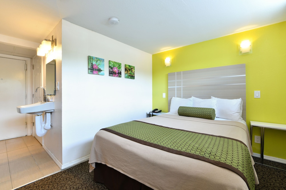 Standard Room, 1 Queen Bed, Accessible