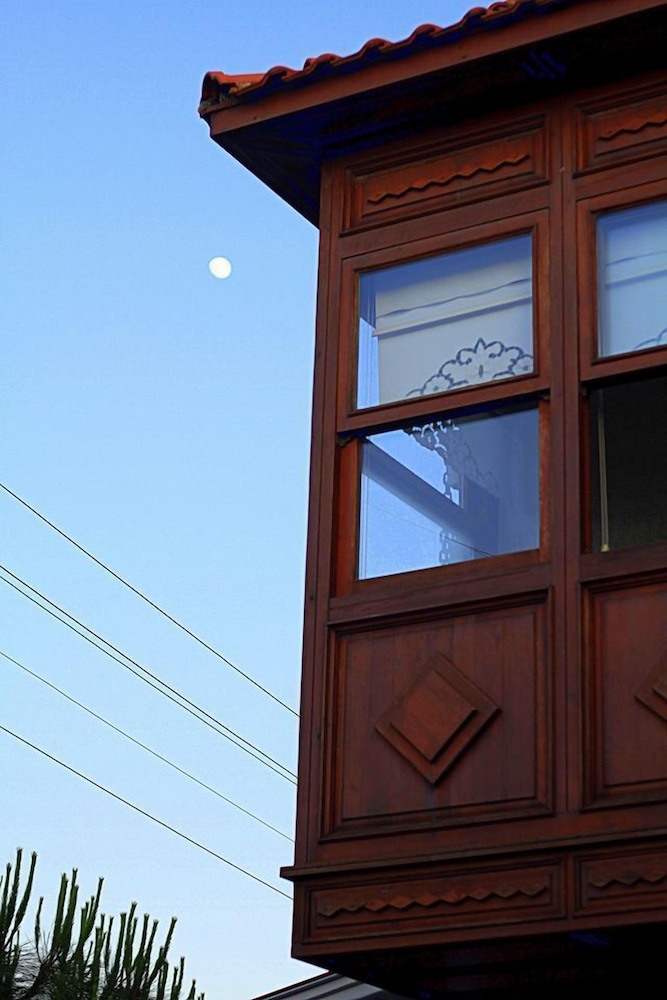 Room (Bay Window)