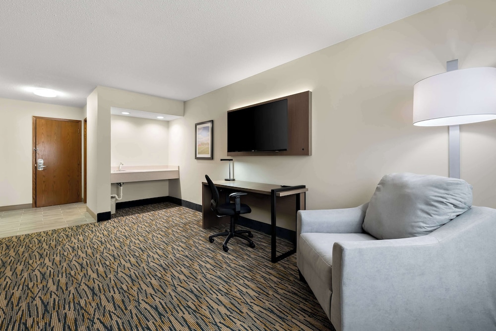 Suite, 2 Queen Beds, Non Smoking, Refrigerator & Microwave (with Sofabed) photo 3