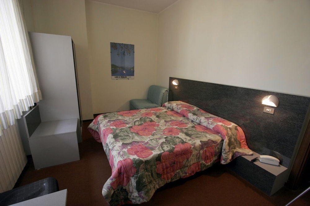 Standard Double or Twin Room photo 3