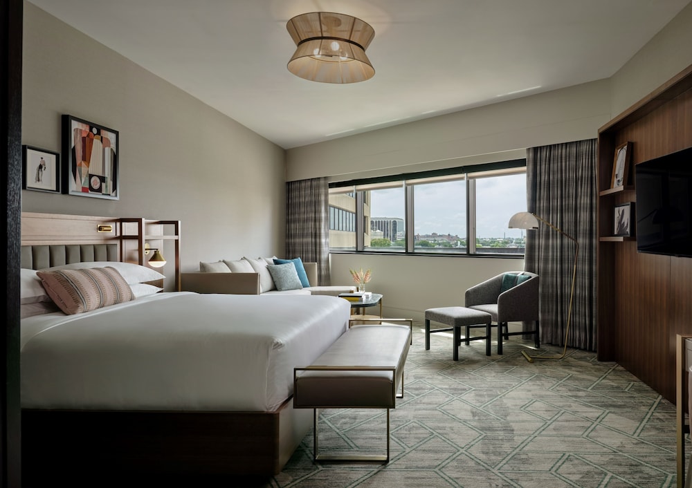 Junior Suite, 1 King Bed, Roll-in Shower (Mobility, Roll-In Shower) - Photo 3