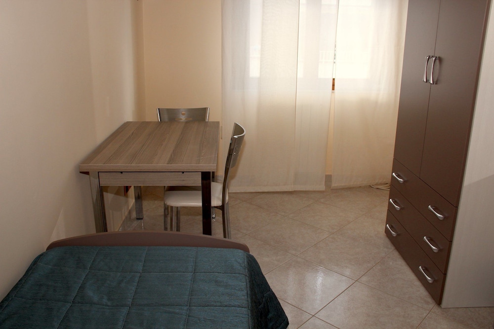 Economy Twin Room, 2 Twin Beds, Shared Bathroom photo 3