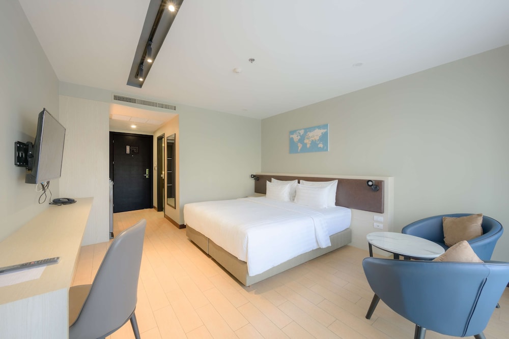 Premium Room, Bathtub, Pool View - Photo 7