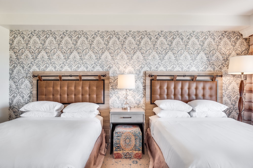 Traditional Studio, 2 Queen Beds, Accessible, Bathtub photo 1