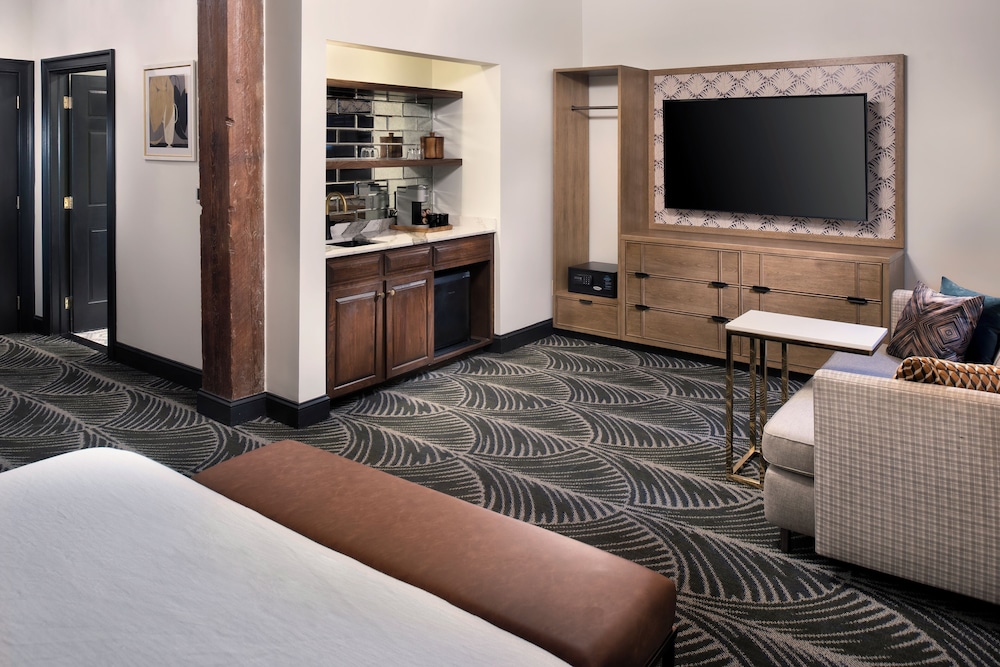 Superior Studio, 1 King Bed photo 2