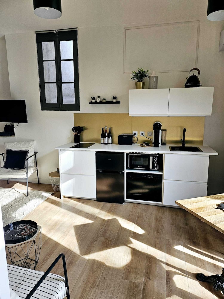 City Apartment, Private Bathroom, Pool View (Suite Curieuse) - Photo 12