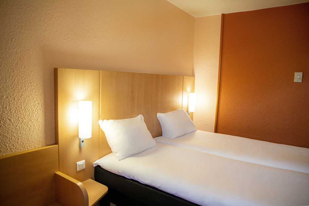 Standard Room, 2 Twin Beds - Photo 11