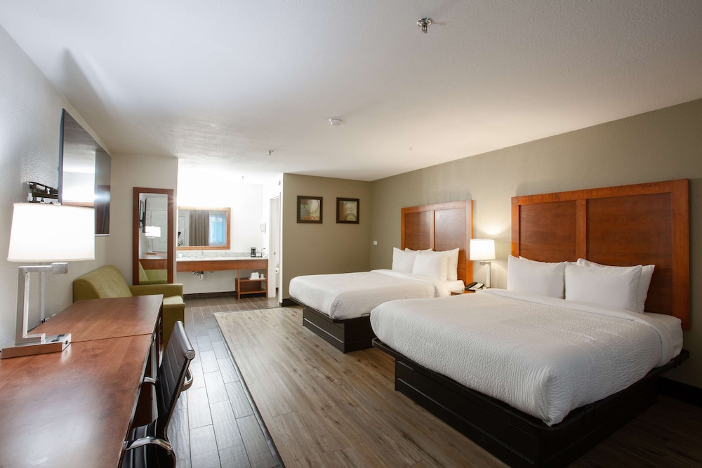 Family Room, 2 Queen Beds, Non Smoking (with Sofabed) - Photo 4