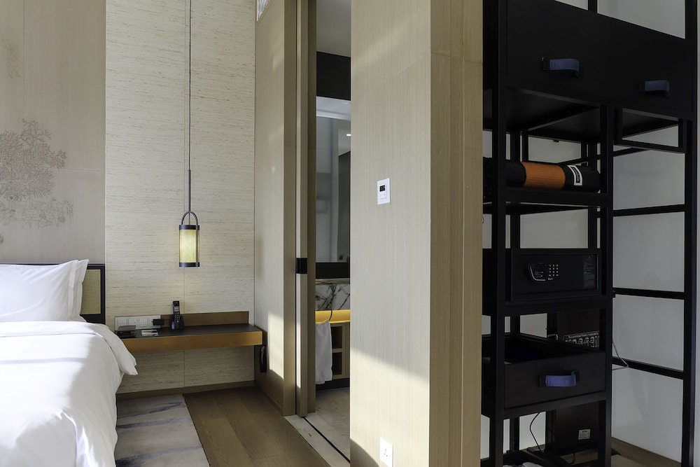 Superior Suite, 1 King Bed, Business Lounge Access, Garden View photo 2