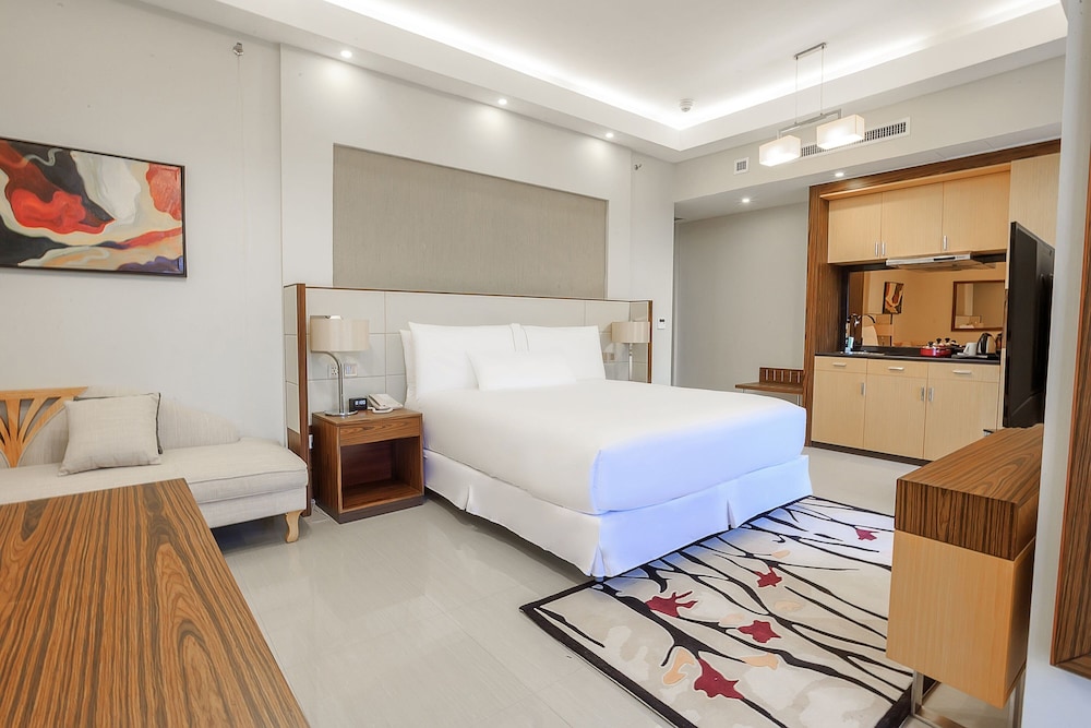 Superior Studio, 1 King Bed, Pool View - Photo 8