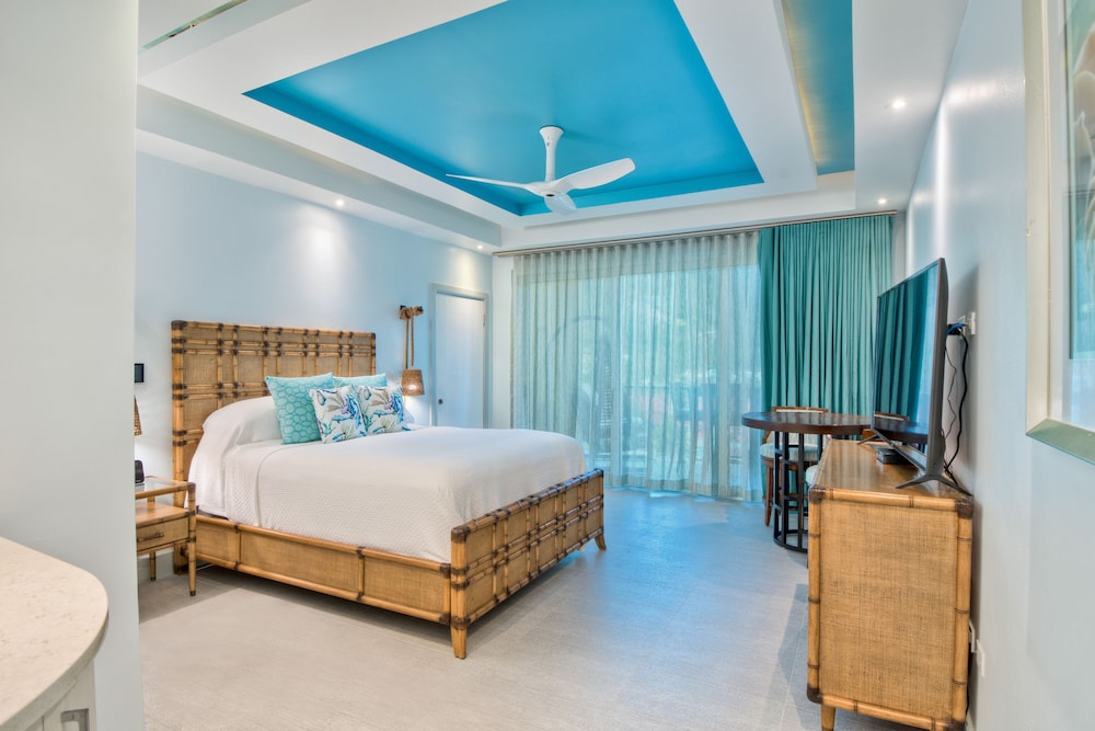 Deluxe Room, 1 King Bed, Balcony photo 1