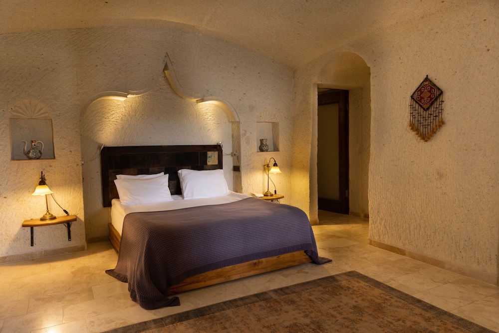 Deluxe Cave Room photo 1
