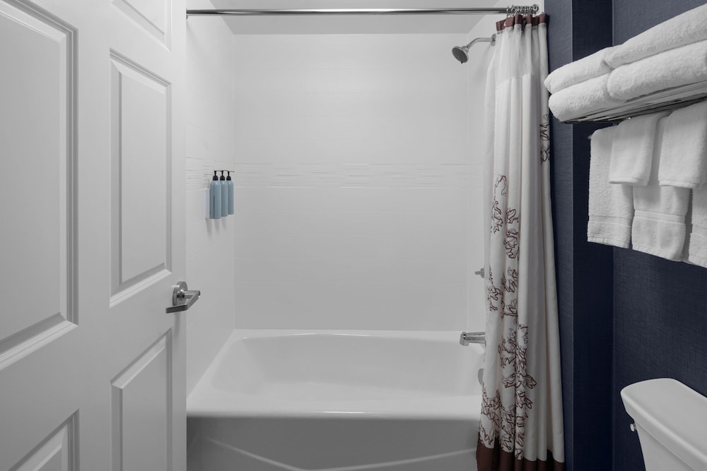 Suite, 2 Bedrooms (Mobility/Hearing Access, Roll-In Shwr) photo 1