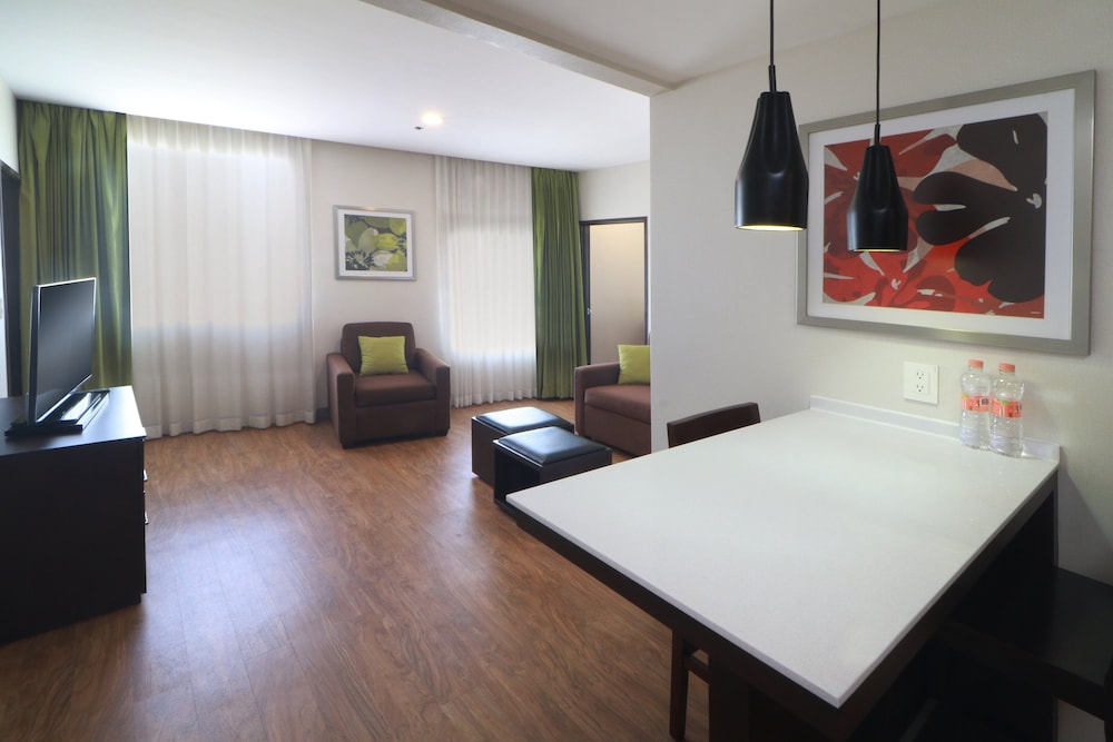Suite, 2 Bedrooms, Kitchen photo 3