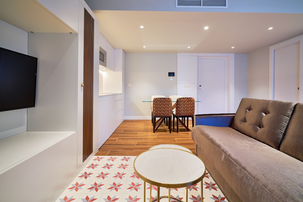 Suite, 1 Bedroom, Terrace - Photo 6