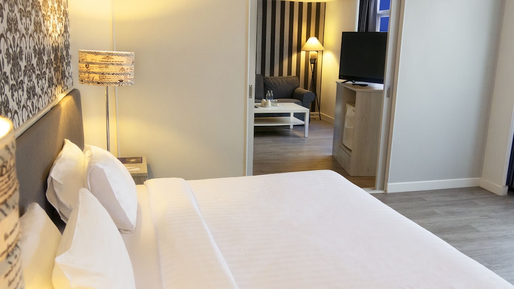 Junior Suite Double Room - City Wing photo 3