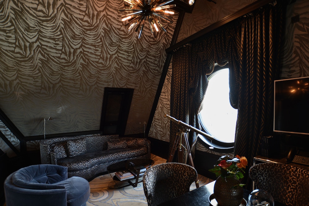 Rooftop Stage Suite