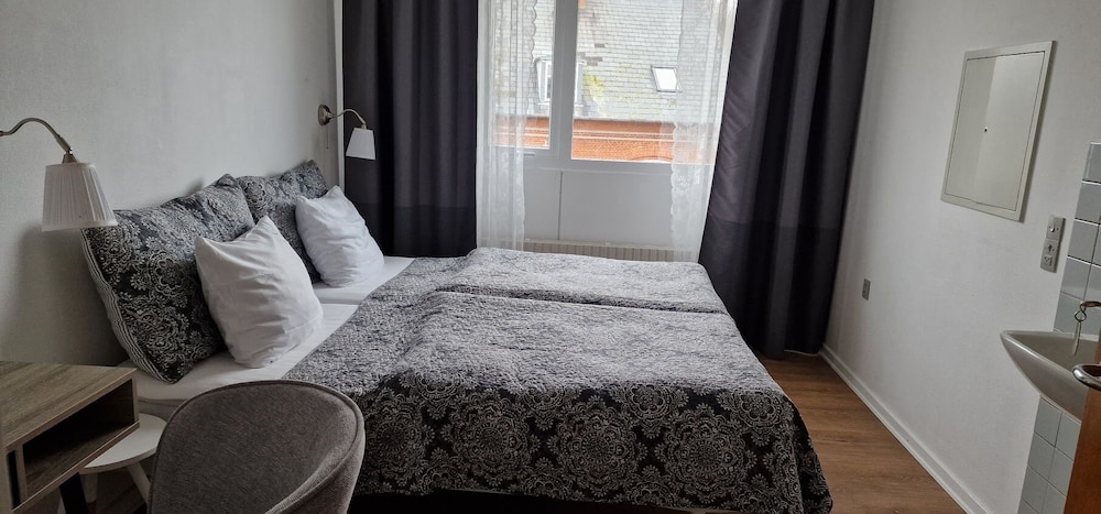 Economy Double Room, 2 Twin Beds, Shared Bathroom, Garden View