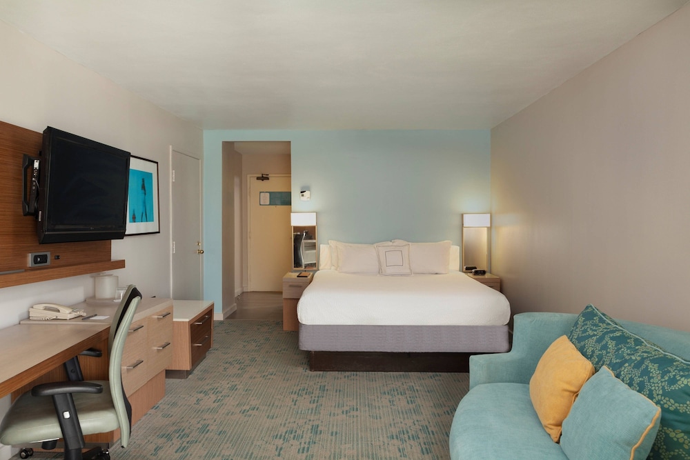 Room, 1 King Bed With Sofa Bed, Pool View (Mobility Accessible, Tub) photo 3