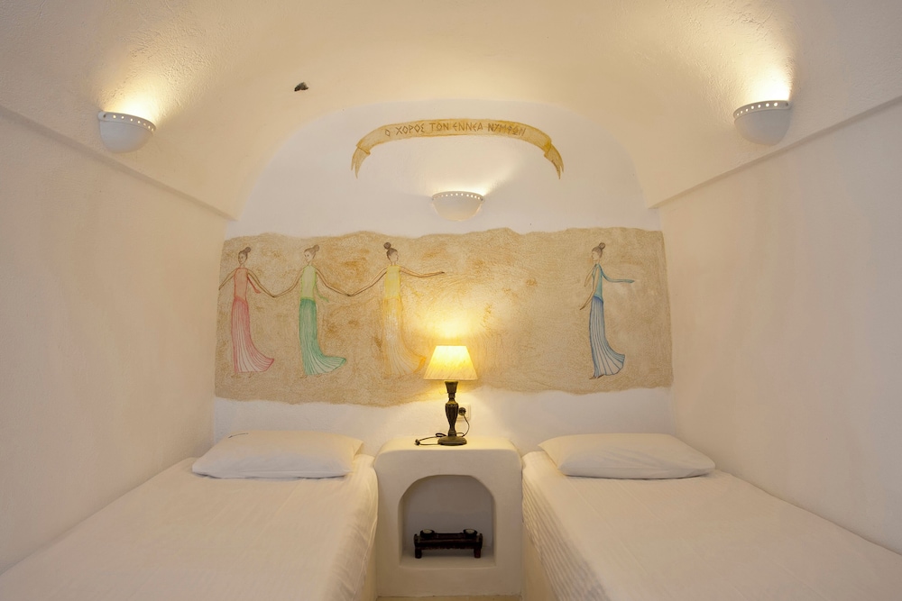 Family Cave Suite with Caldera View - Photo 7