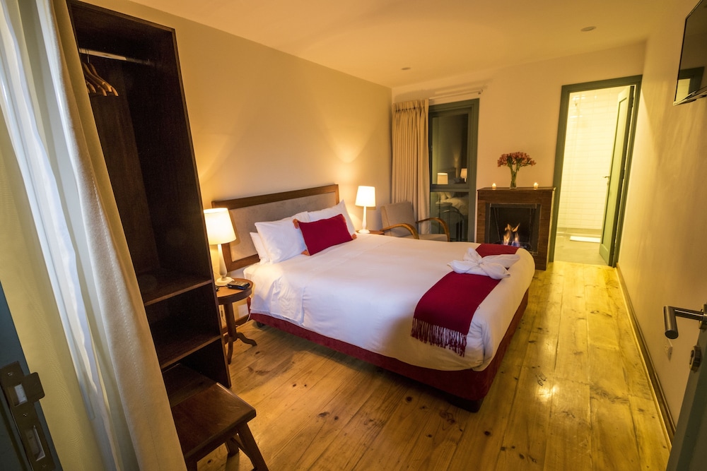 Superior Room, 1 Queen Bed, Fireplace photo 1