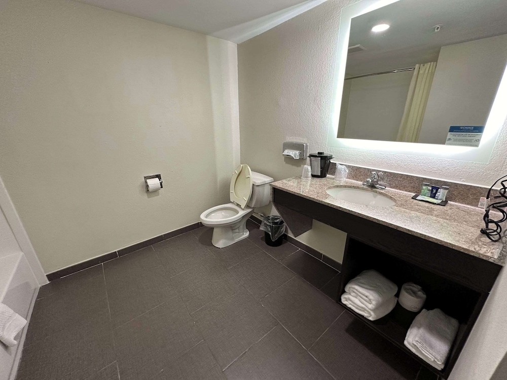 Suite, Multiple Beds, Hearing Accessible, Non Smoking (Efficiency) - Photo 2