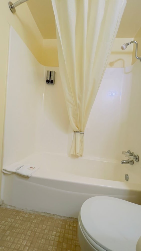 Basic Room, 1 King Bed photo 3