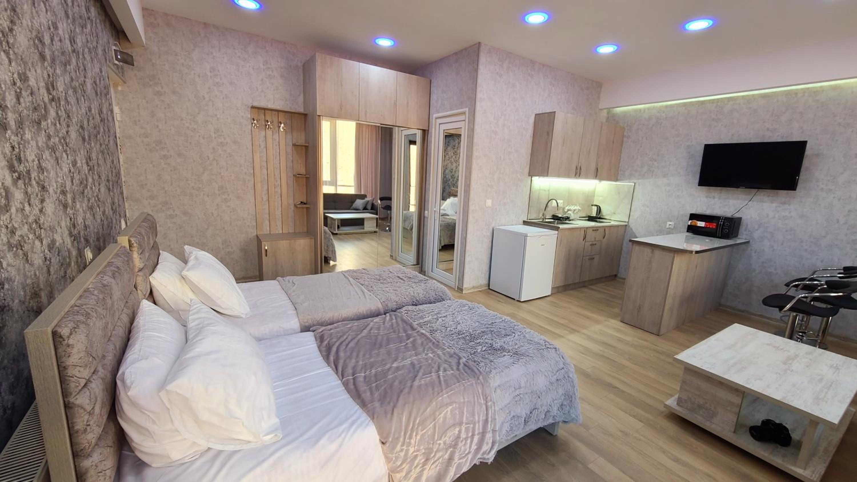 Studio Apartment with Balcony photo 3