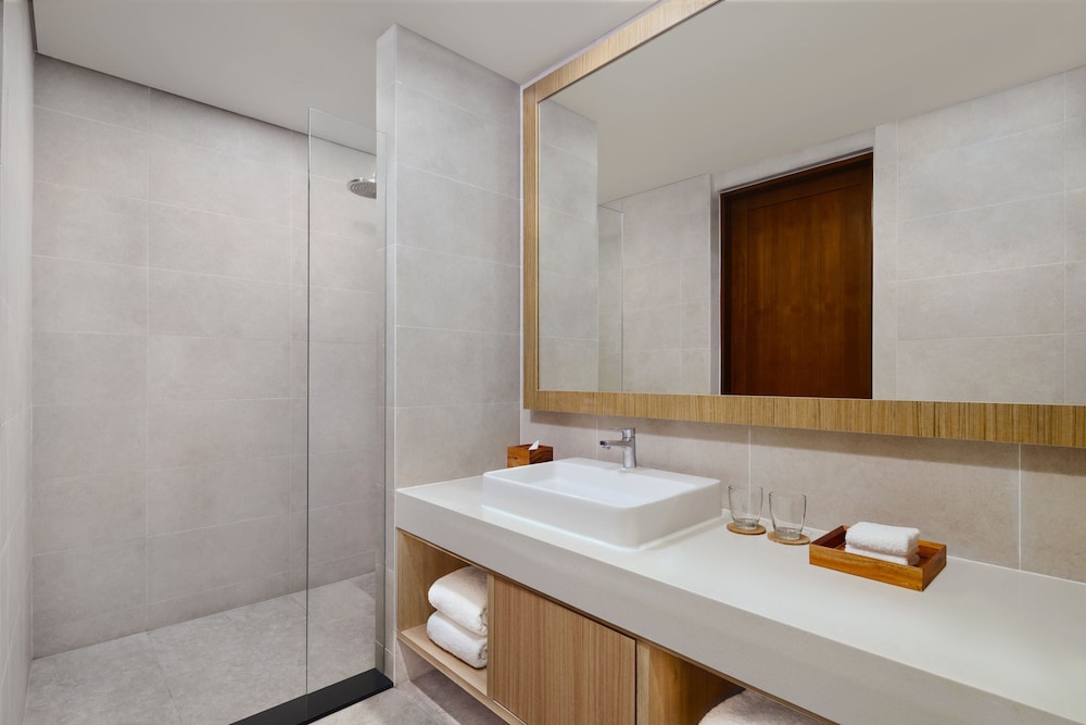 Premier Room, 1 King Bed, Balcony, Garden View (Family) photo 3