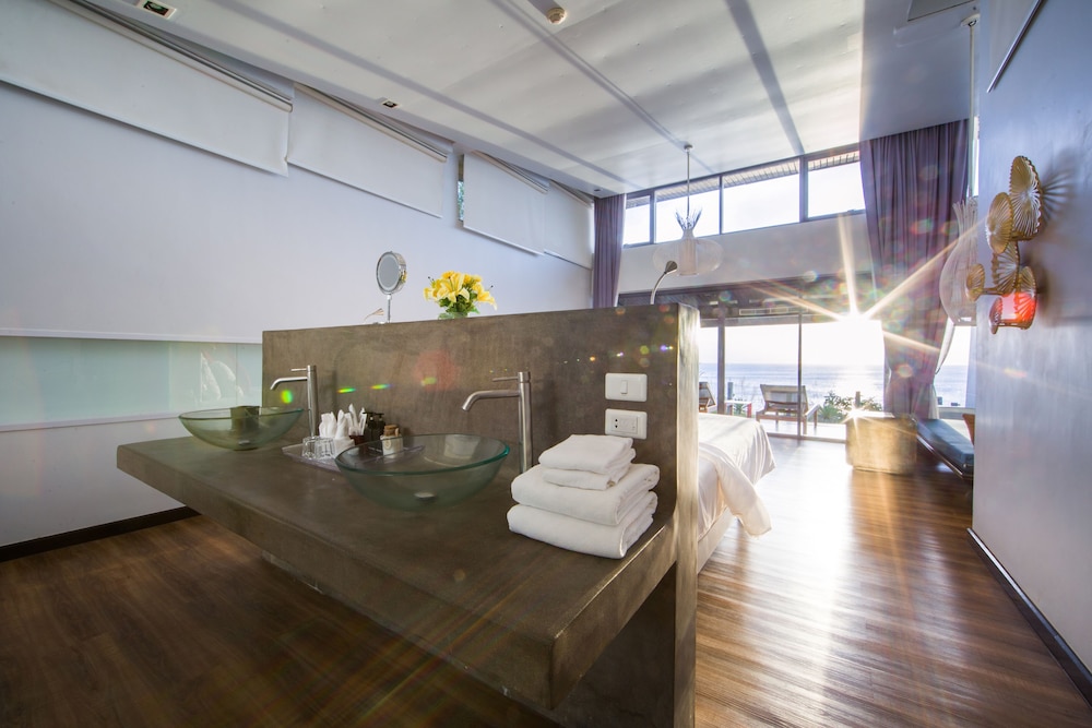 The Privilege Suite with Spectacular Sea View - Photo 19