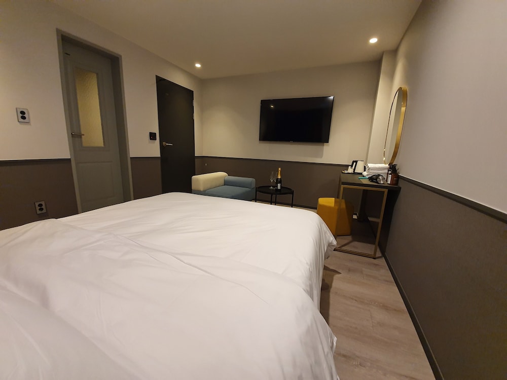 Premium Deluxe Room - Photo 15